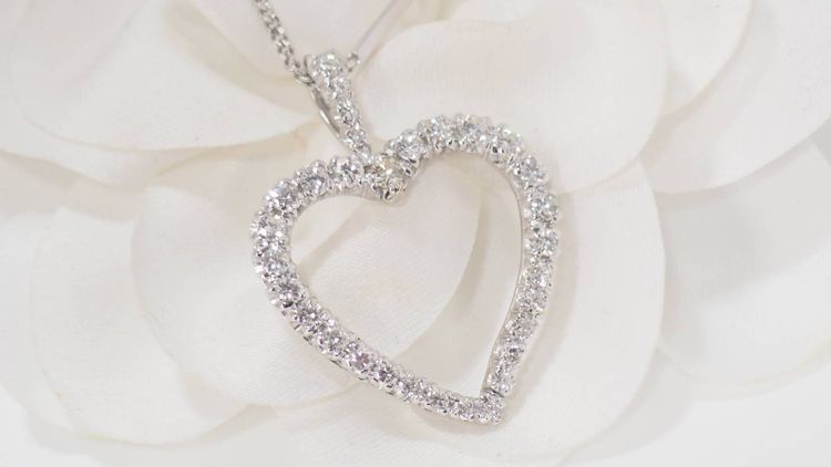 Herzhalskette aus Weißgold und Diamanten