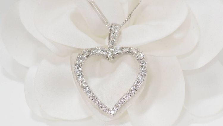 Herzhalskette aus Weißgold und Diamanten