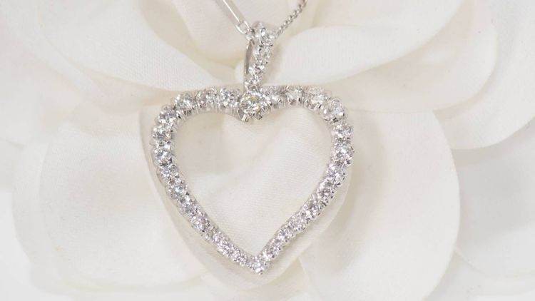 Herzhalskette aus Weißgold und Diamanten