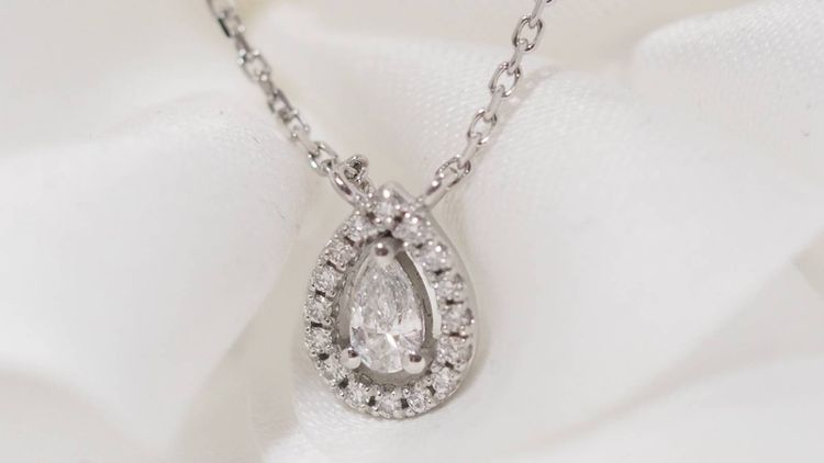 Collana con ciondolo in oro bianco e diamanti