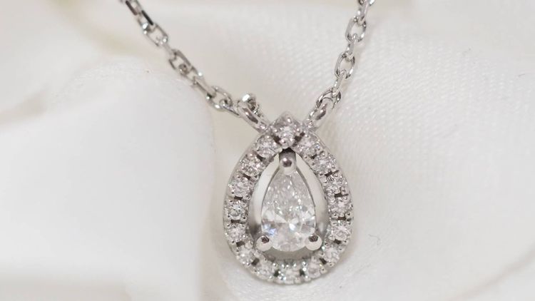 Collana con ciondolo in oro bianco e diamanti