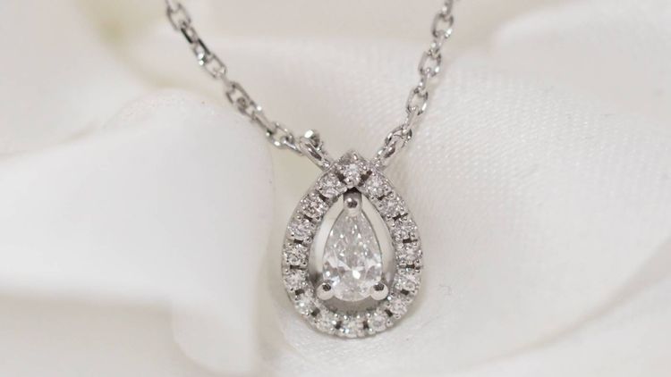 Collana con ciondolo in oro bianco e diamanti
