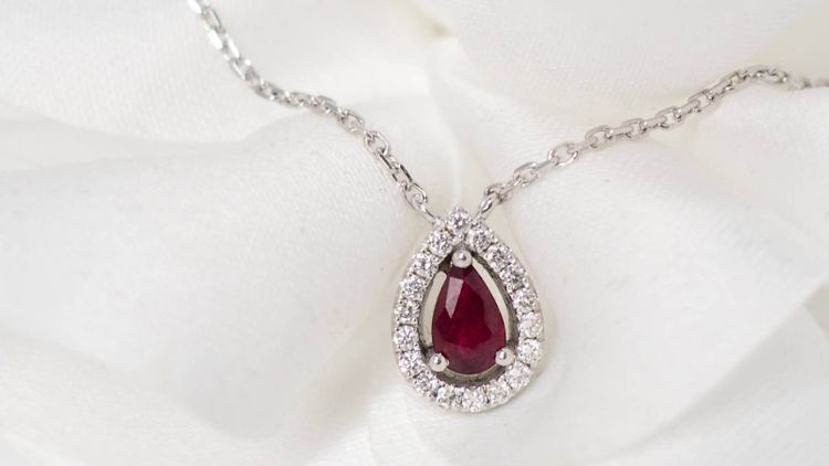 Collier pendentif en or blanc, diamants et Rubis en poire