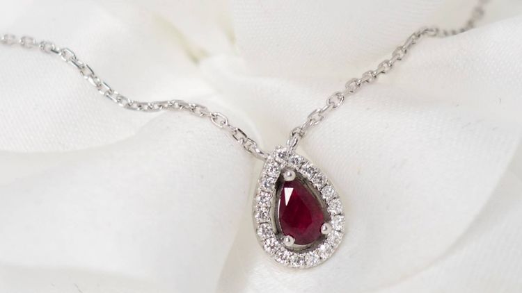 Collier pendentif en or blanc, diamants et Rubis en poire