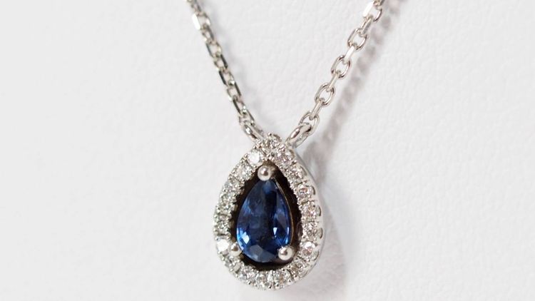 Collier pendentif en or blanc, saphir et diamants