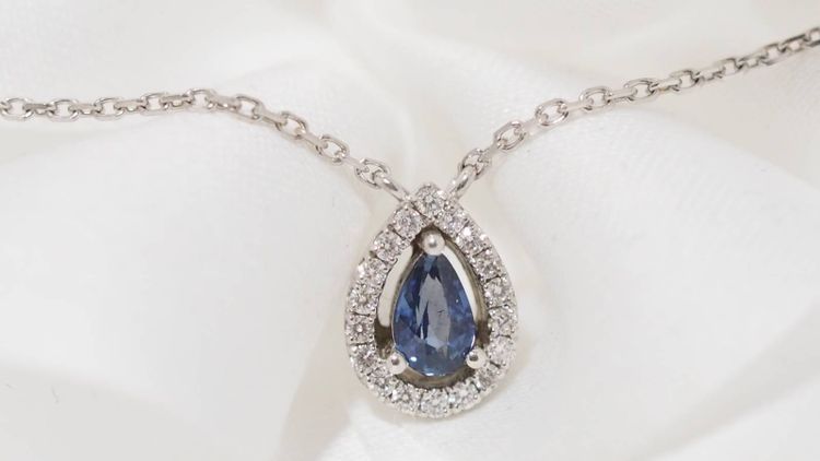 Collier pendentif en or blanc, saphir et diamants