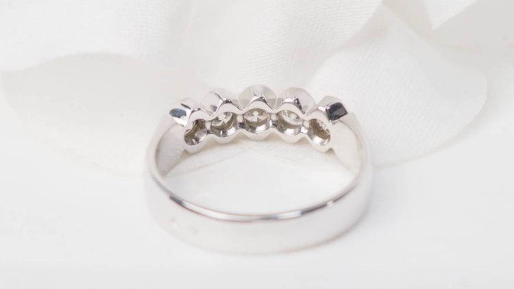 Mezza fede in oro bianco e diamanti 0,60ct