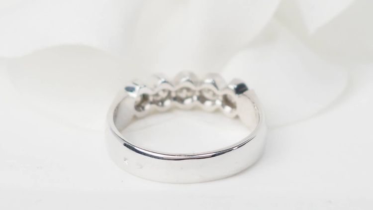 Mezza fede in oro bianco e diamanti 0,60ct