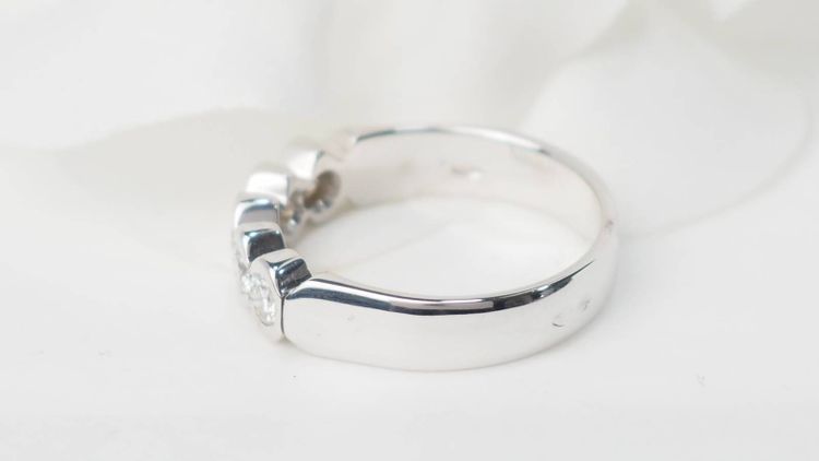 Mezza fede in oro bianco e diamanti 0,60ct