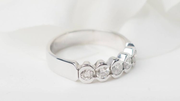 Mezza fede in oro bianco e diamanti 0,60ct