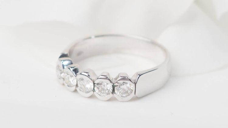 Mezza fede in oro bianco e diamanti 0,60ct