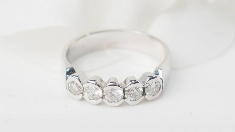 Mezza fede in oro bianco e diamanti 0,60ct