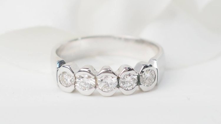 Mezza fede in oro bianco e diamanti 0,60ct