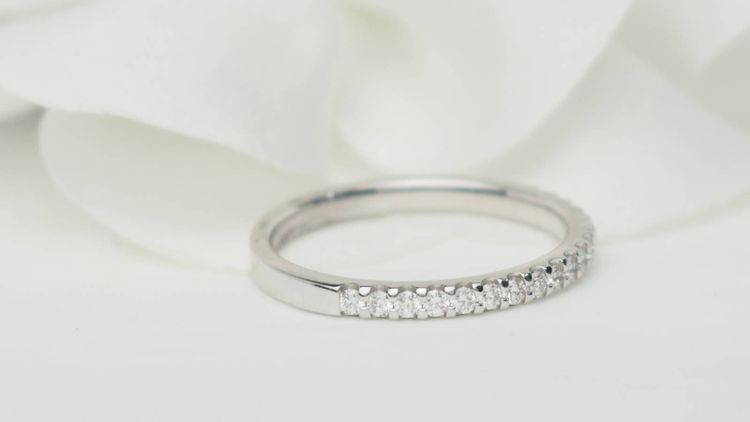 Mezza fede in oro bianco e diamanti 0,25ct
