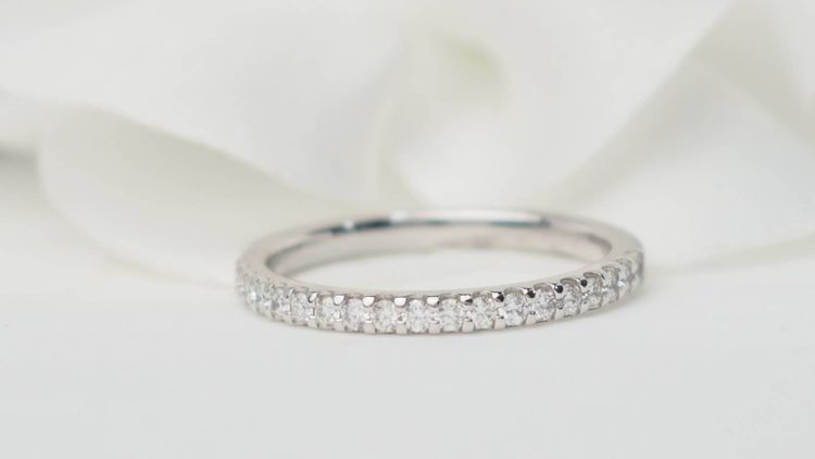 Mezza fede in oro bianco e diamanti 0,25ct