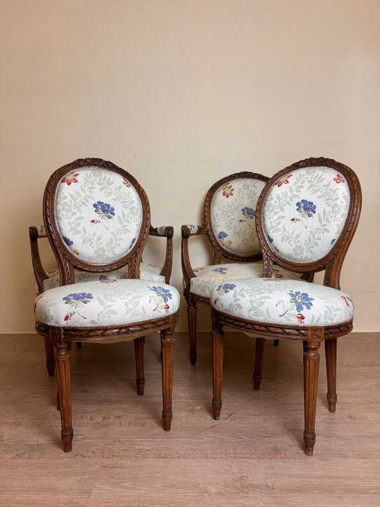 Deux Fauteuils Plus Deux Chaises de Style Louis XVI