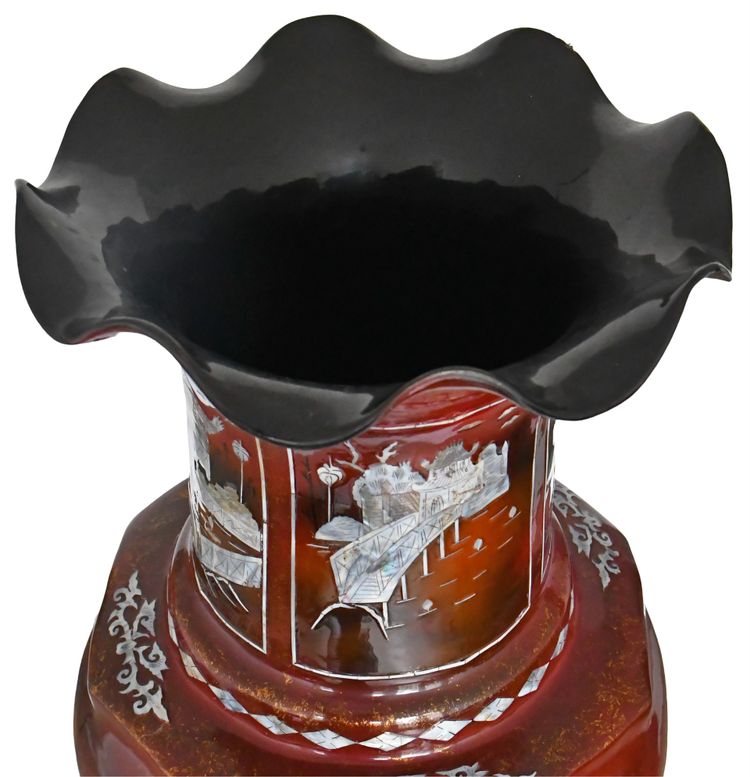 Important vase de Chine en carton bouilli, fibre et marqueterie de nacre