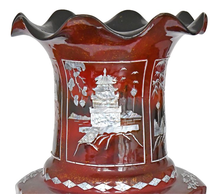 Important vase de Chine en carton bouilli, fibre et marqueterie de nacre