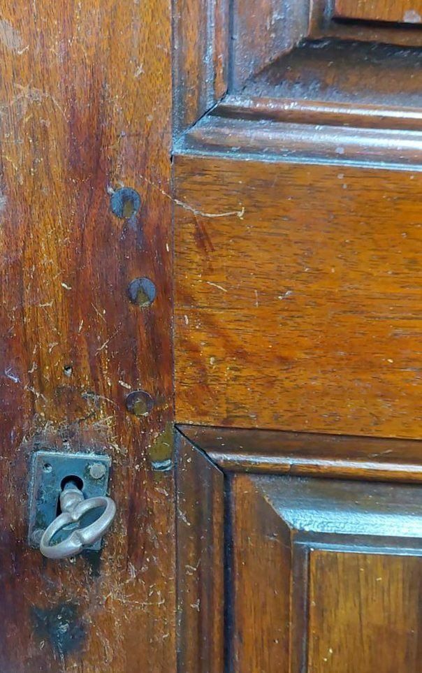 Antico vaso Ardéchoise Bonnetiere in noce massiccio del periodo Luigi XIV