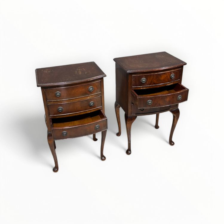 Paire de tables de chevet anciennes en acajou et plumes
