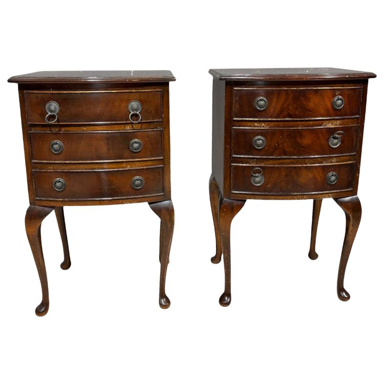 Paire de tables de chevet anciennes en acajou et plumes