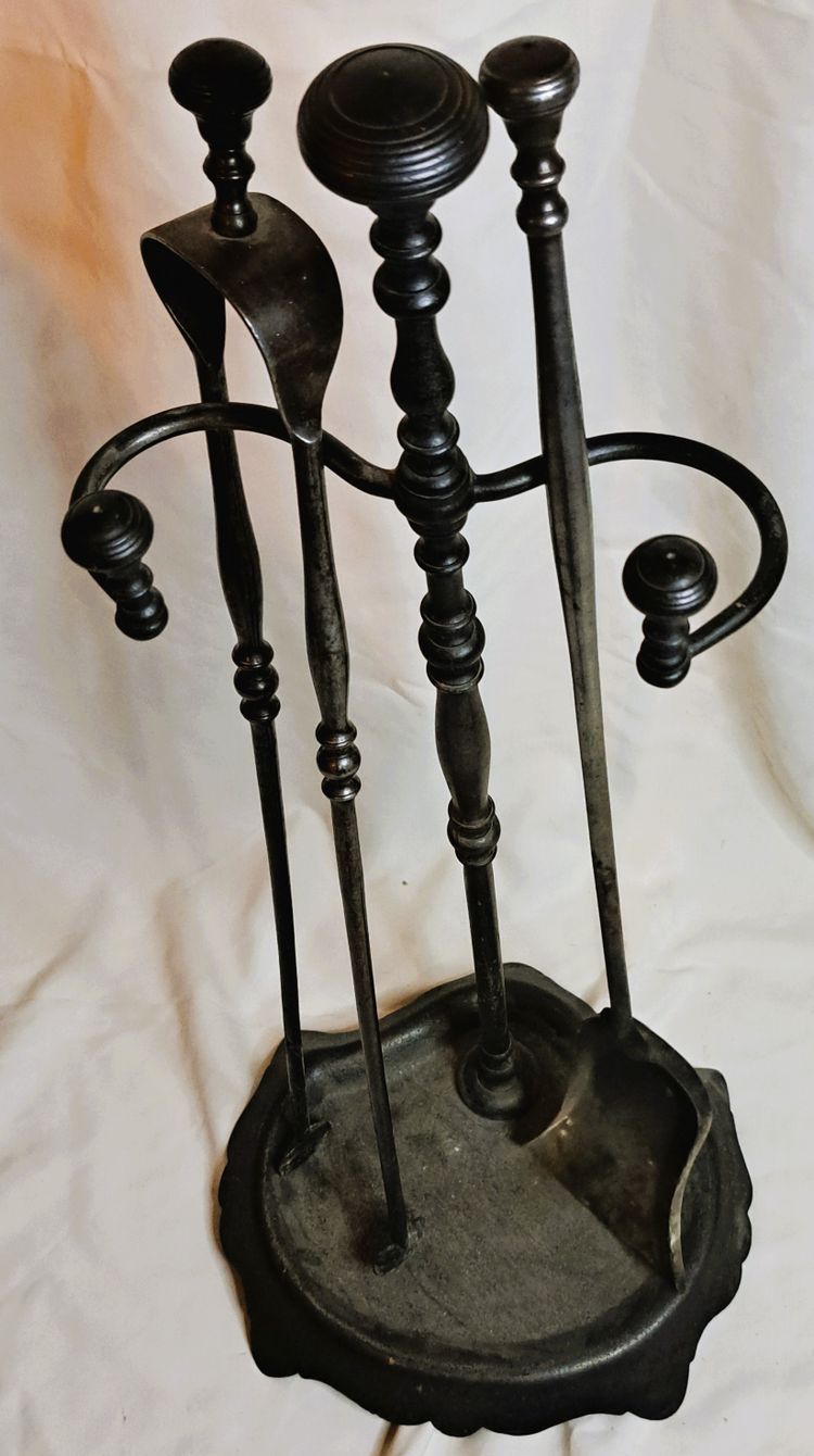 Caminetto in ferro battuto nero d'epoca Luigi Filippo del XIX secolo