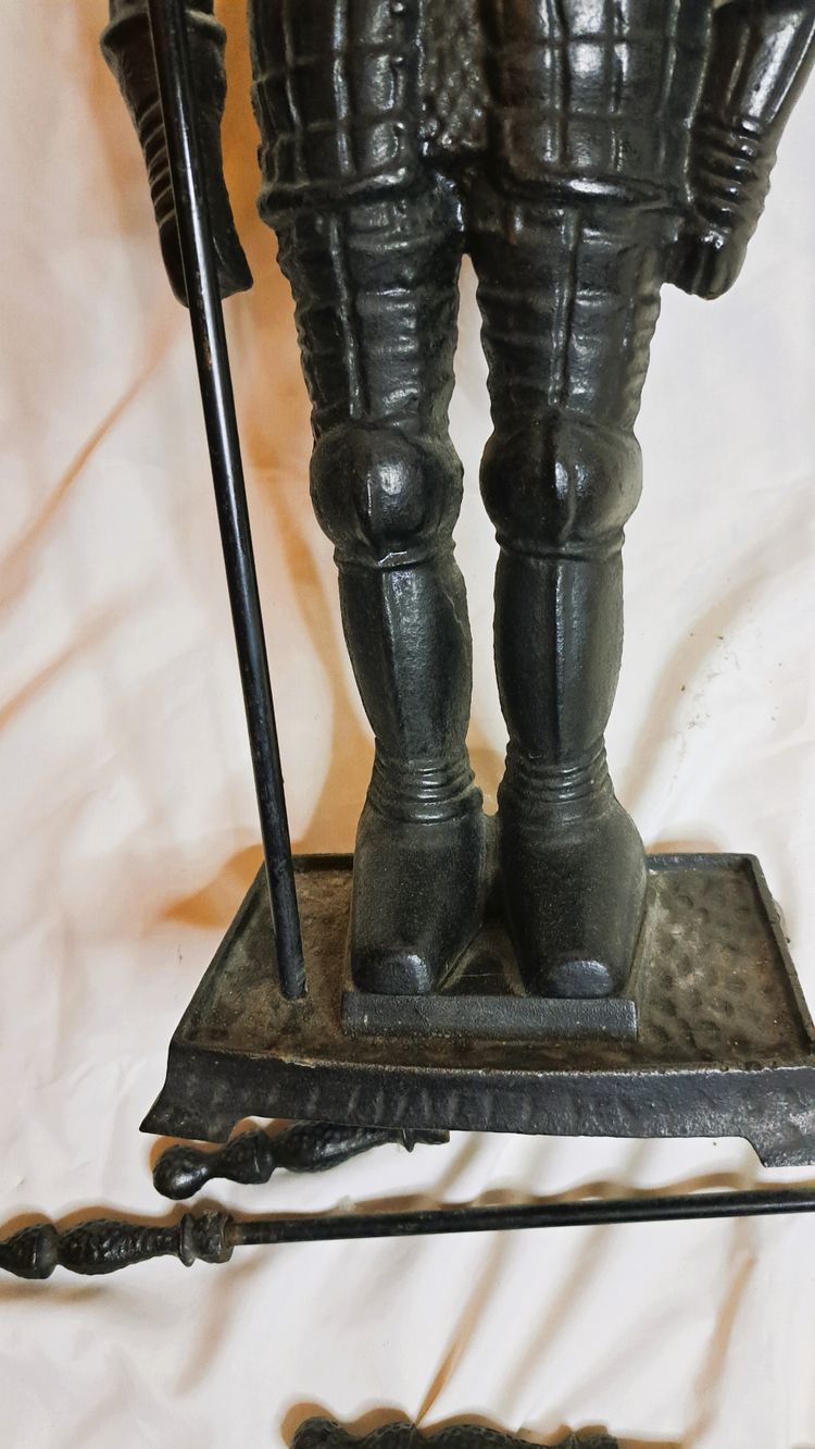 Serviteur de cheminée forme soldat en fer et fonte noir vers 1960