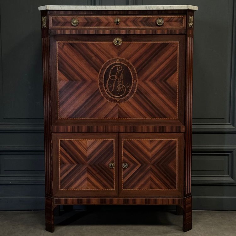 Secrétaire époque Louis XVI en marqueterie monogramme et marbre blanc