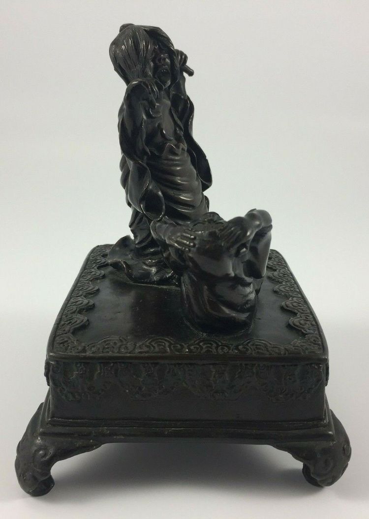 Bronze Japon patine chocolatée sorcière jeteuse de sorts XIXe