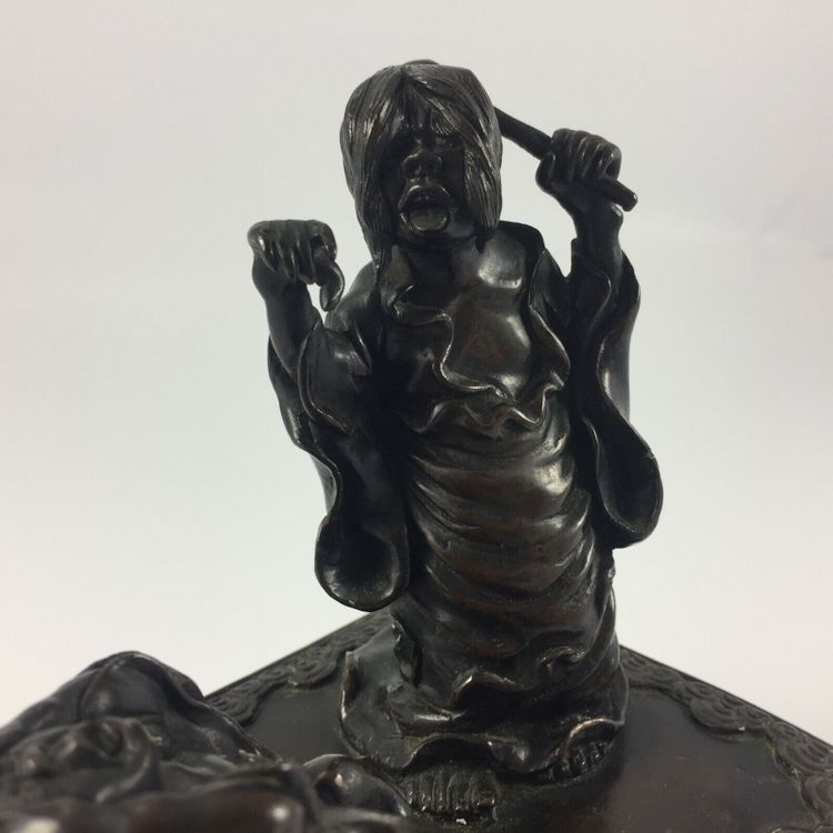 Bronze Japon patine chocolatée sorcière jeteuse de sorts XIXe