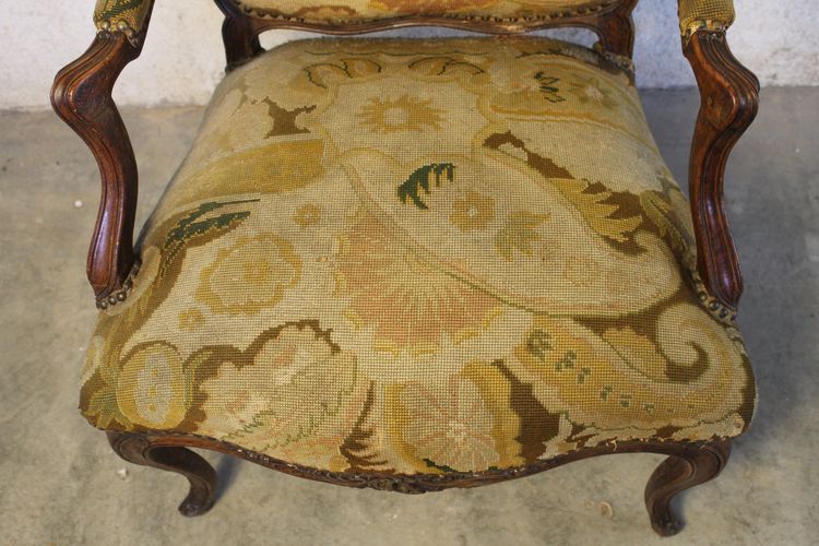 Large fauteuil en noyer sculpté et mouluré époque Louis XV à dossier plat à la reine 18ème 