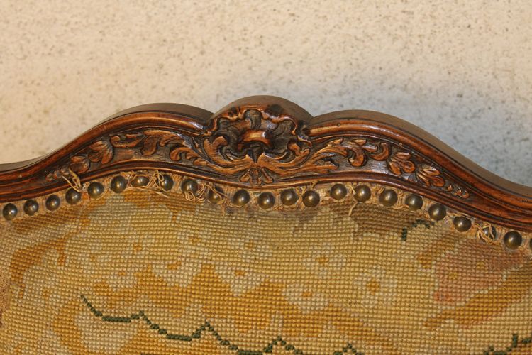 Large fauteuil en noyer sculpté et mouluré époque Louis XV à dossier plat à la reine 18ème 