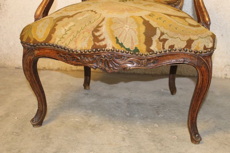 Large fauteuil en noyer sculpté et mouluré époque Louis XV à dossier plat à la reine 18ème 
