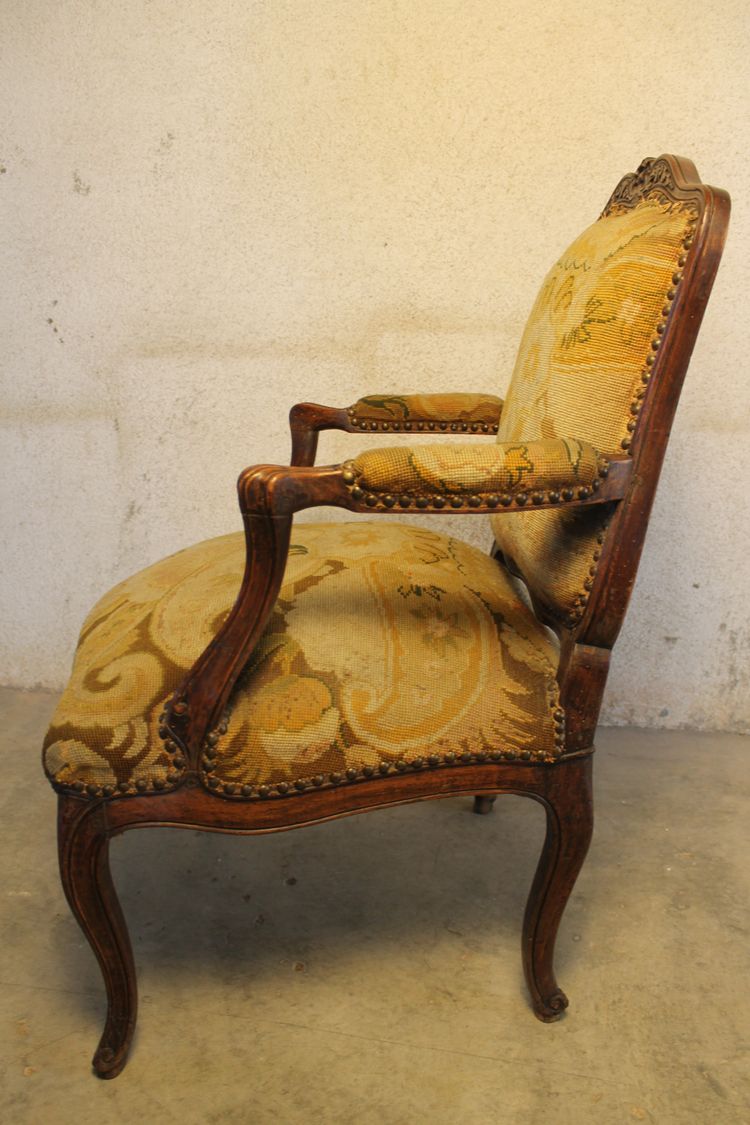 Large fauteuil en noyer sculpté et mouluré époque Louis XV à dossier plat à la reine 18ème 