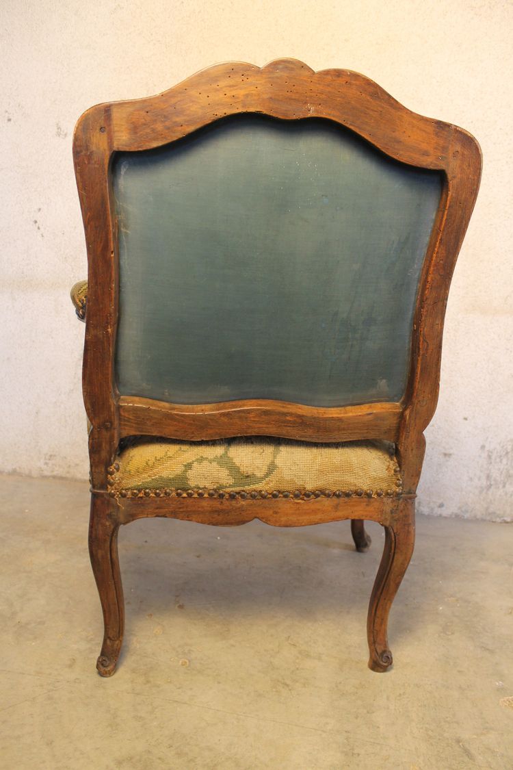 Large fauteuil en noyer sculpté et mouluré époque Louis XV à dossier plat à la reine 18ème 