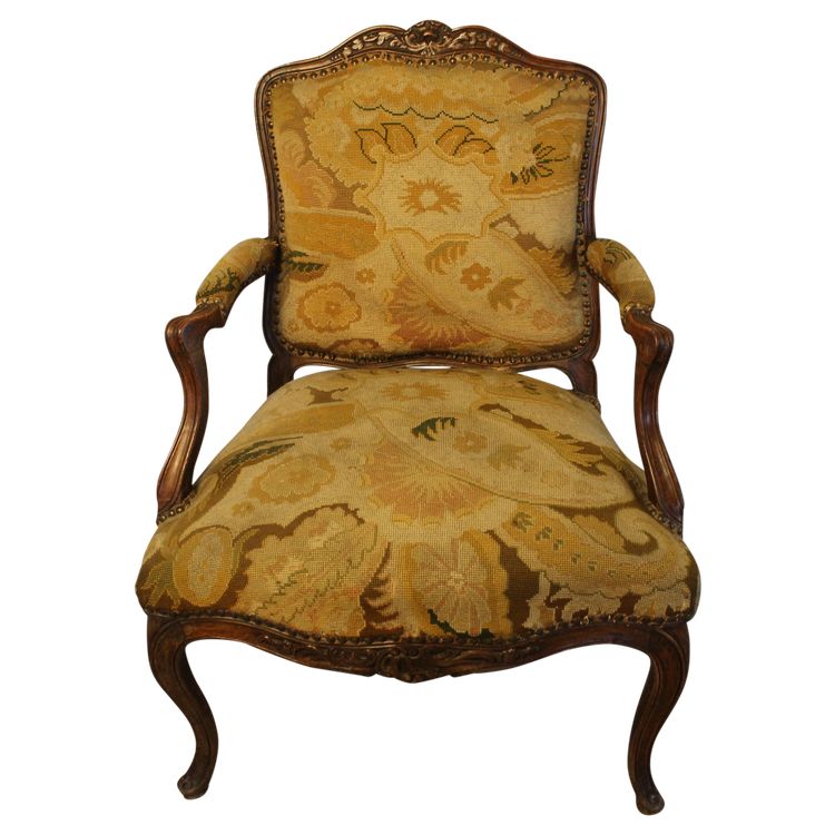 Large fauteuil en noyer sculpté et mouluré époque Louis XV à dossier plat à la reine 18ème 