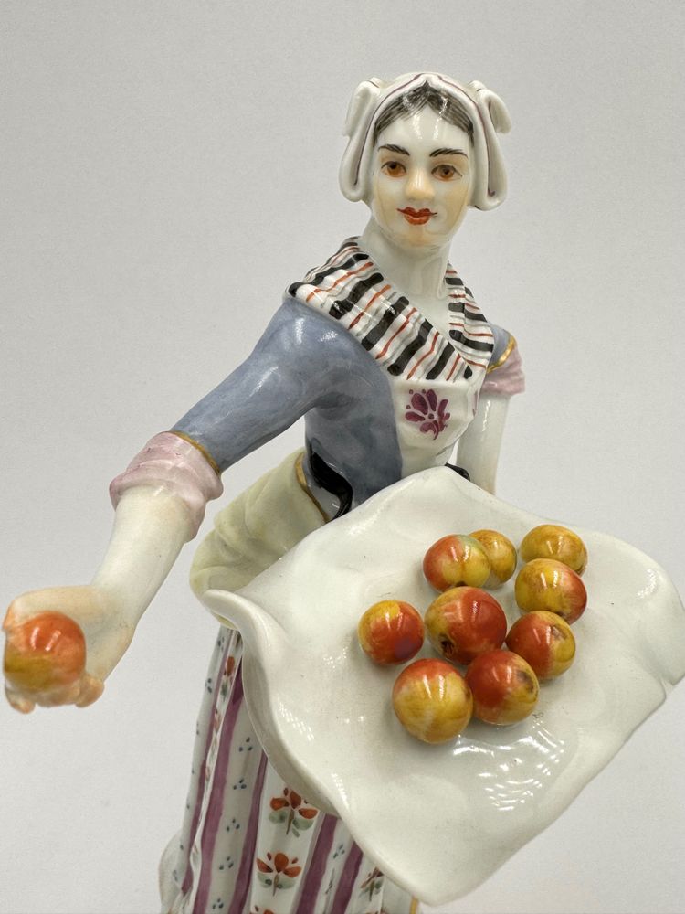 Meissen - Les Cris De Paris, Vendeuse De Fruits (Obstverkäuferin)