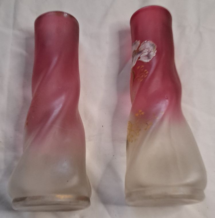 Paar Vasen François Théodore Legras aus emailliertem Twistglas auf rosafarbenem Grund Blumendekor Anfang XX