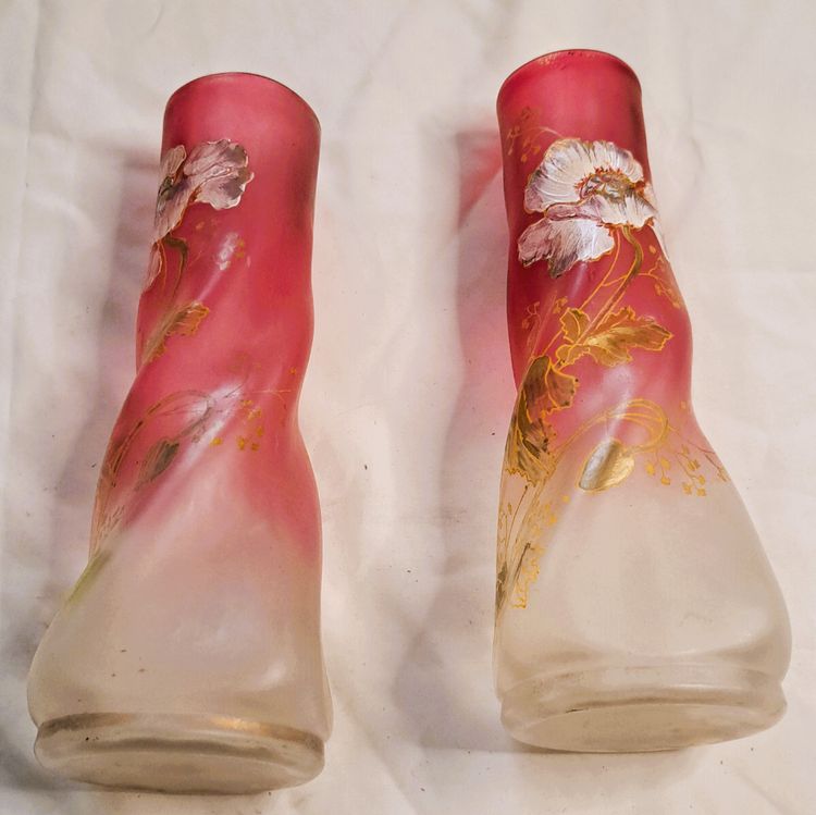 Paar Vasen François Théodore Legras aus emailliertem Twistglas auf rosafarbenem Grund Blumendekor Anfang XX