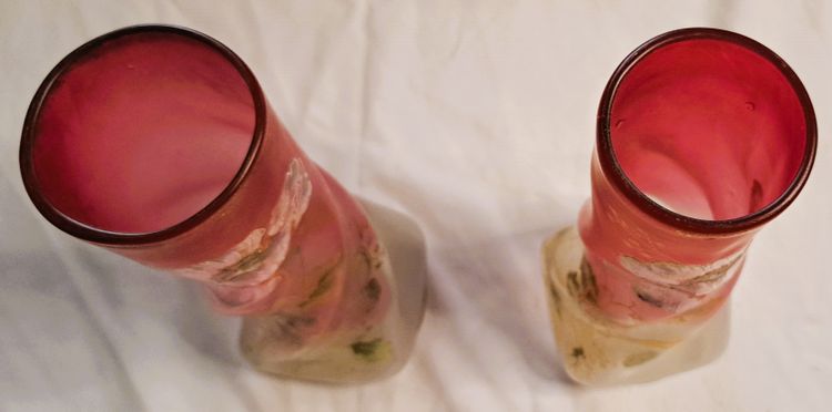Paar Vasen François Théodore Legras aus emailliertem Twistglas auf rosafarbenem Grund Blumendekor Anfang XX
