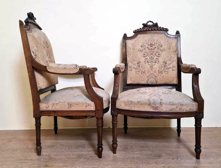 Coppia di poltrone da regina in stile Luigi XVI in legno riccamente intagliato