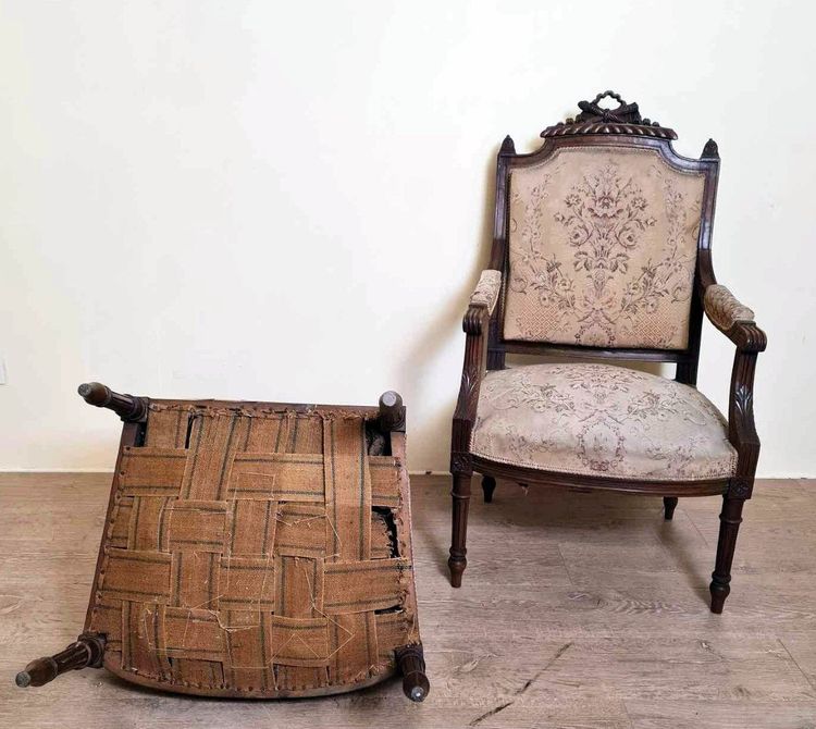 Coppia di poltrone da regina in stile Luigi XVI in legno riccamente intagliato