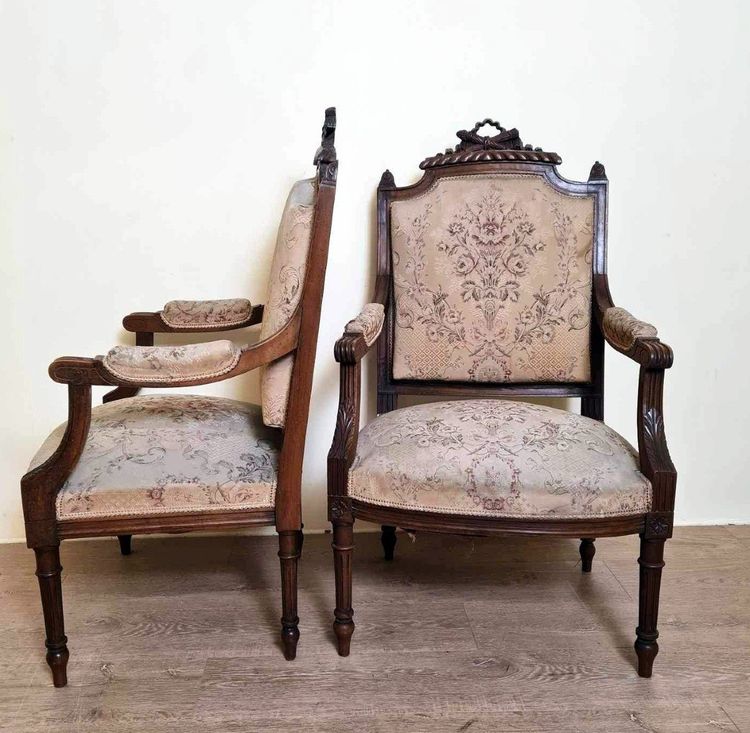 Coppia di poltrone da regina in stile Luigi XVI in legno riccamente intagliato