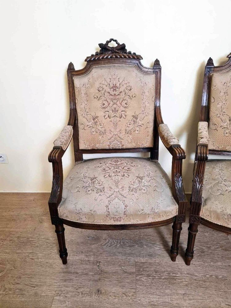 Coppia di poltrone da regina in stile Luigi XVI in legno riccamente intagliato