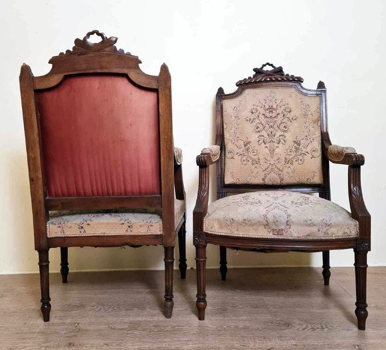 Coppia di poltrone da regina in stile Luigi XVI in legno riccamente intagliato
