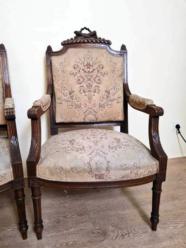 Coppia di poltrone da regina in stile Luigi XVI in legno riccamente intagliato