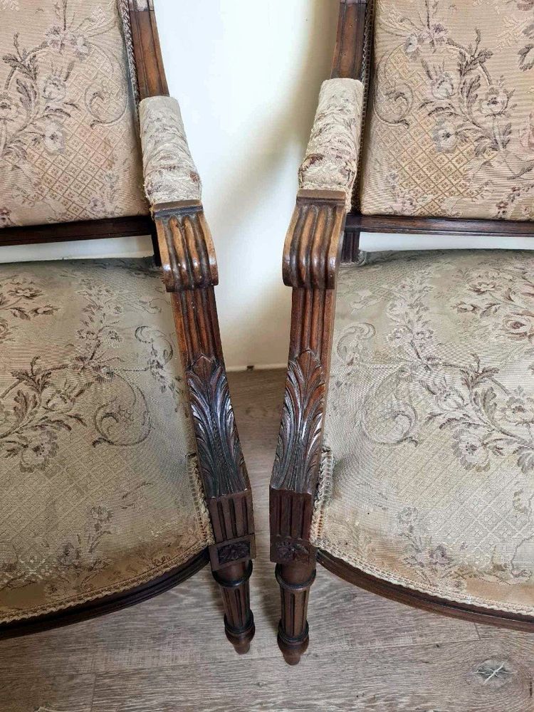 Coppia di poltrone da regina in stile Luigi XVI in legno riccamente intagliato