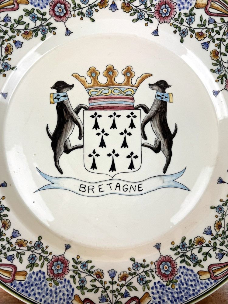 Bretagne Début XXème: Immense Plat Aux Armoiries Et Chiens à Décors Peints à La Main