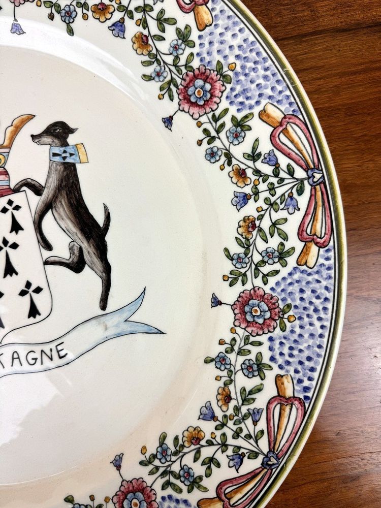 Bretagne Début XXème: Immense Plat Aux Armoiries Et Chiens à Décors Peints à La Main