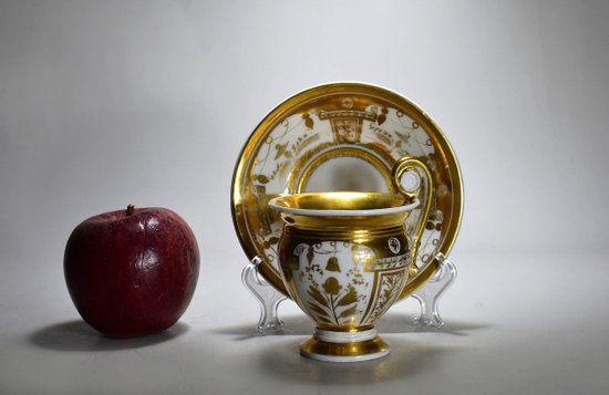 Tazza e piattino in porcellana di Parigi. Periodo di restauro